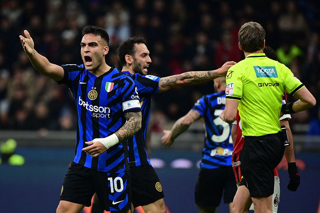 体育赛事直播包含里程碑夜国际米兰绝杀压哨，中超集结日刷纪录，引发热议，控场能力受关注的词条